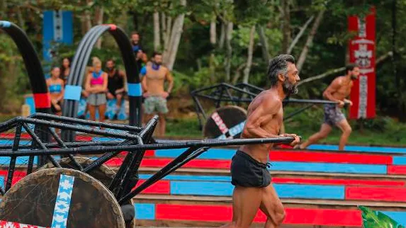 Παίκτες του Survivor σε αγώνισμα στίβου μάχης.