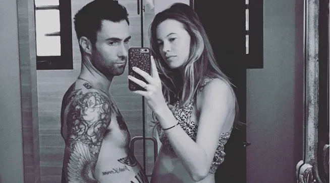 Η Behati Prinsloo και ο Adam Levine σε ασπρόμαυρη selfie μπροστά σε καθρέφτη.
