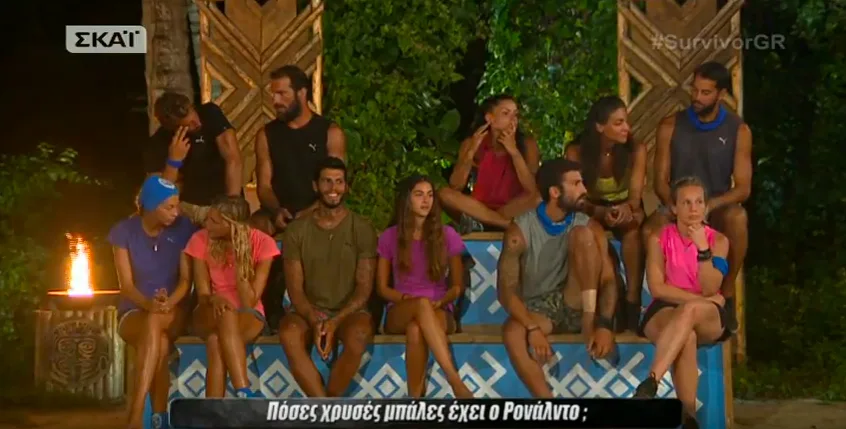 Παίκτες του Survivor 2 κάθονται σε πάγκο κατά τη διάρκεια συμβουλίου.