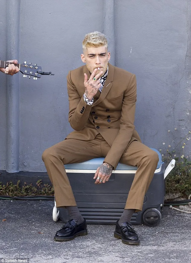 Zayn έβαψε τα μαλλιά και μούσια του πλατινέ