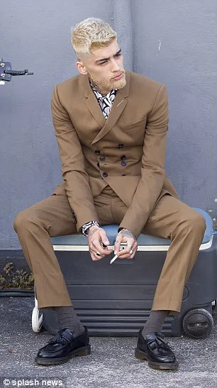 Zayn έβαψε τα μαλλιά και μούσια του πλατινέ