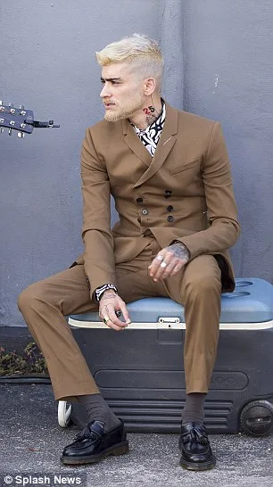 Zayn έβαψε τα μαλλιά και μούσια του πλατινέ