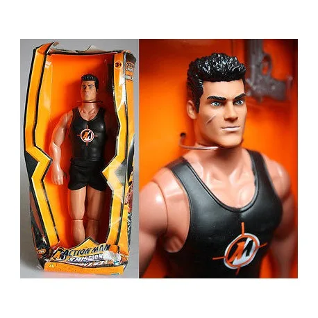 Φιγούρα δράσης Action Man μέσα στη συσκευασία της και κοντινό πλάνο του προσώπου.