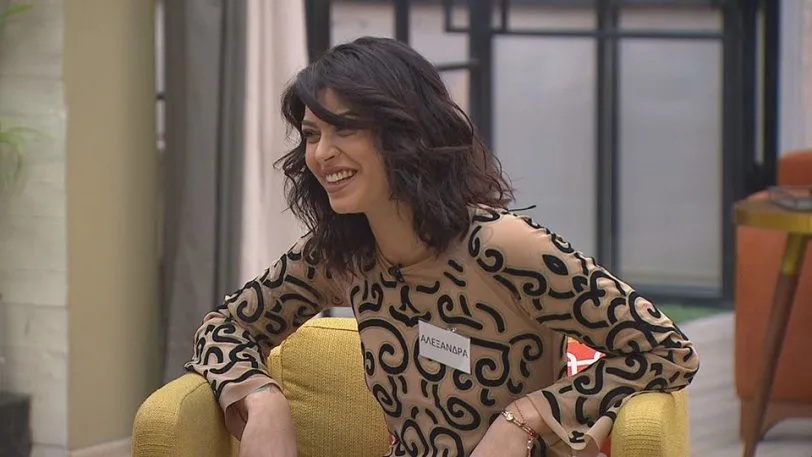 παίκτρια του #PowerOfLoveGR κρύβει την ηλικία της