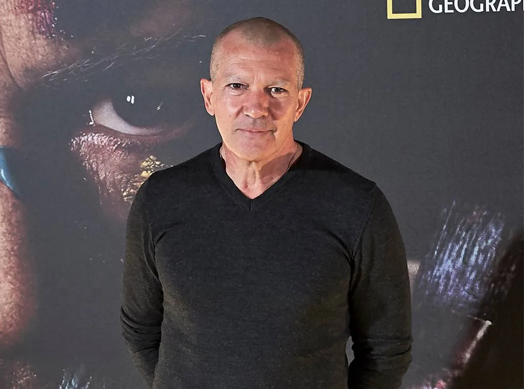 Ο Antonio Banderas με ξυρισμένο κεφάλι και φρύδια σε εκδήλωση του National Geographic.