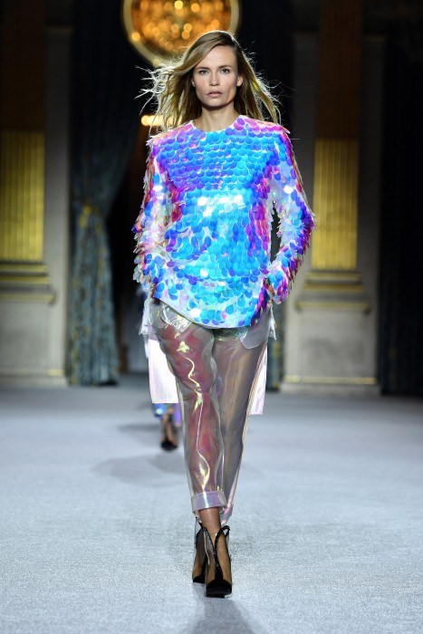 Μοντέλο σε πασαρέλα με δημιουργία του οίκου Balmain.