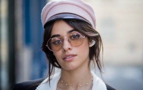 “Κράζουν” την Camila Cabello επειδή παριστάνει πως παίζει κιθάρα στις live εμφανίσεις της (Βίντεο)
