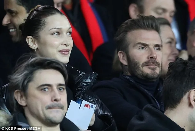 Ο David Beckham και η Bella Hadid στις κερκίδες ενός γηπέδου.