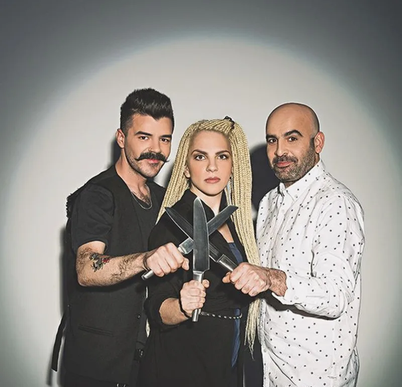 Ο Βασίλης, η Ηλέκτρα και ο Σελίμ από το MasterChef 2 κρατούν μαχαίρια.