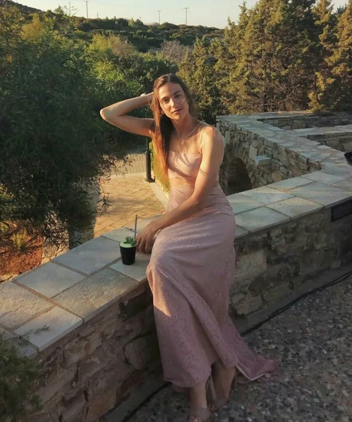 Η σύντροφος του Γιάννη Δρυμωνάκου, Βαρβάρα Κουνέλη, σε εξωτερικό χώρο.