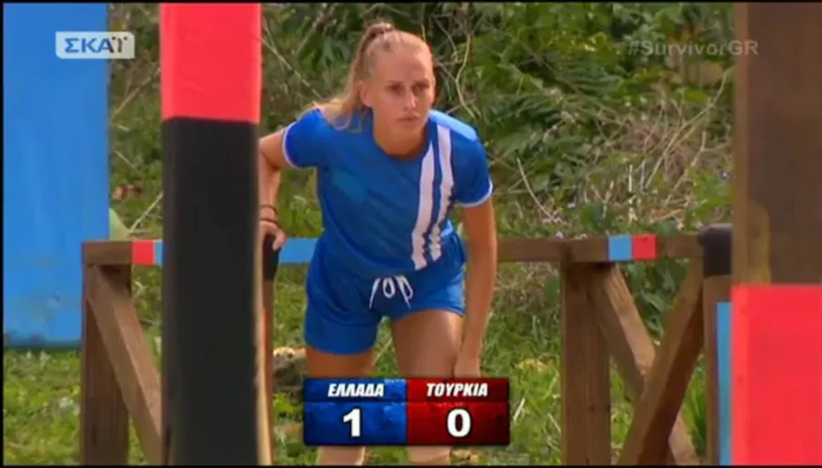 Παίκτρια του Survivor 2 σε αγώνισμα κατά τη διάρκεια του αγώνα Ελλάδα-Τουρκία.