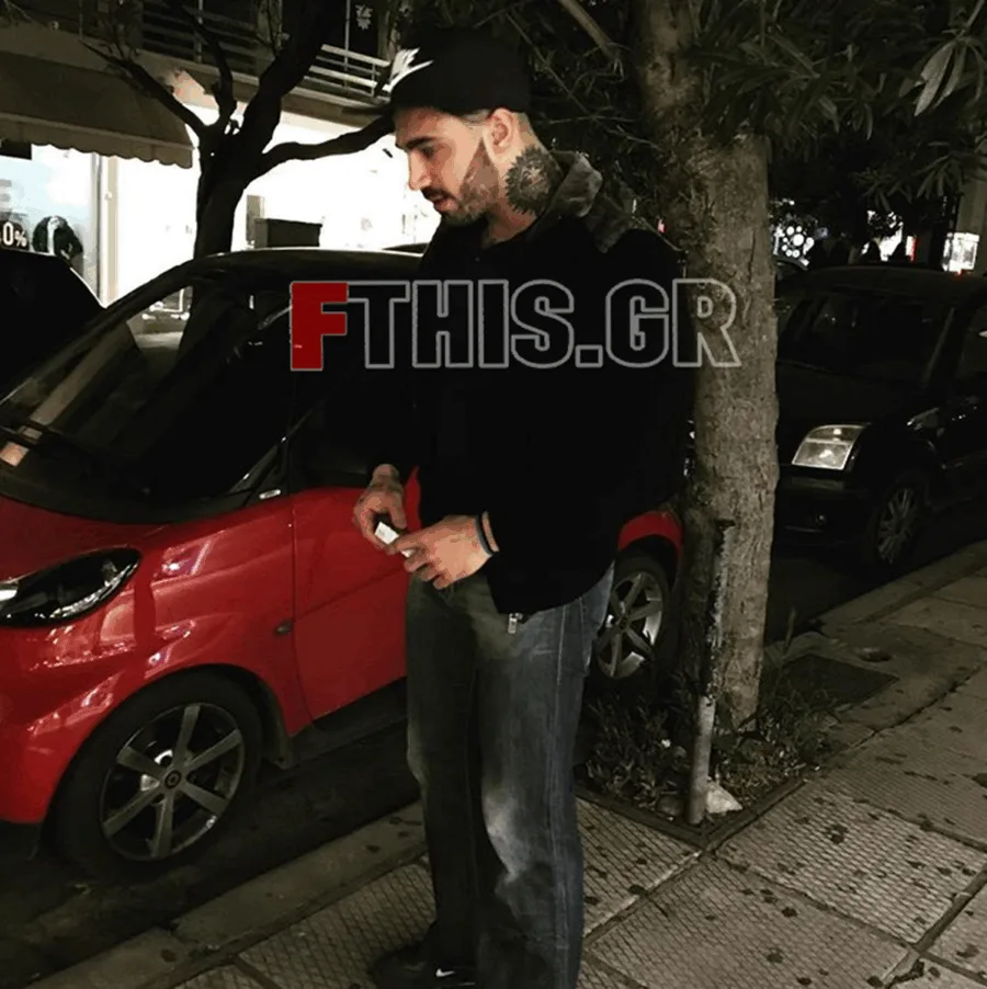 Ο αδερφός του Μιχάλη Σεΐτη σε εξωτερικό χώρο δίπλα σε αυτοκίνητο.