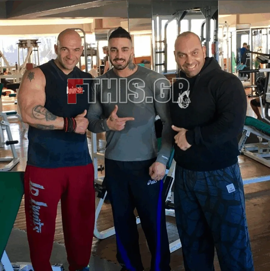Ο Μιχάλης Σεΐτης με τον αδερφό του και έναν φίλο τους σε γυμναστήριο.
