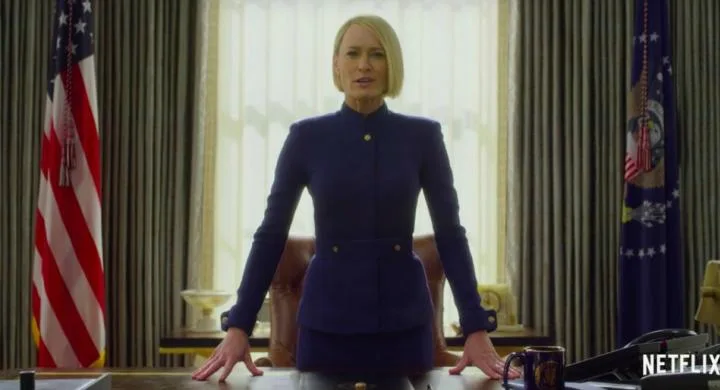 Η Claire Underwood στο Οβάλ Γραφείο από τη σειρά House of Cards.
