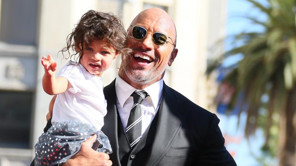 Ο Dwayne Johnson κρατάει στην αγκαλιά του την κόρη του.