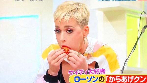 Η Katy Perry πήγε σε ένα Ιαπωνικό σόου και γέμισε το στόμα της με κοτομπουκίτσες επειδή why not;