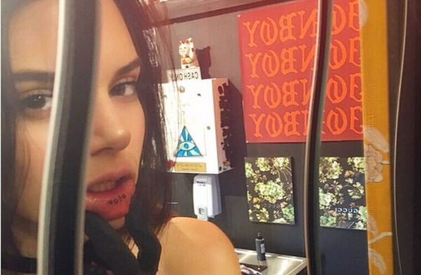 Η Kendall Jenner αποκάλυψε γιατί έκανε τατουάζ στα χείλια της τη λέξη Meow!