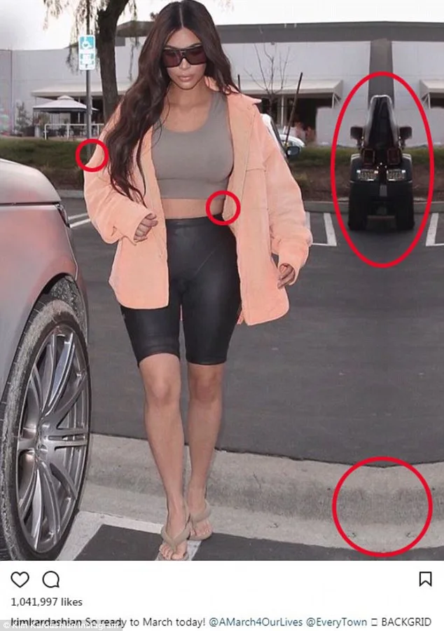 Η Kim Kardashian σε εξωτερικό χώρο με εμφανή σημάδια επεξεργασίας φωτογραφίας.