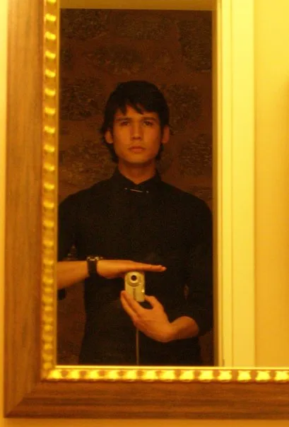 Mirror selfie του Σωτήρη Κοντιζά από το παρελθόν.