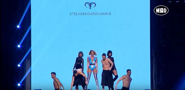 Η Τάμτα στη σκηνή του MadWalk 2017 με χορευτές.