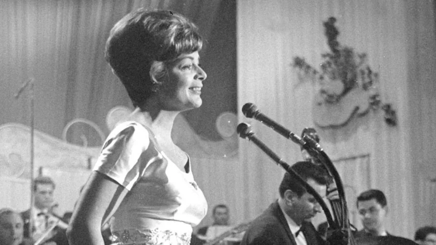 Η πρώτη νικήτρια της Eurovision σε ασπρόμαυρη φωτογραφία από ζωντανή εμφάνιση.