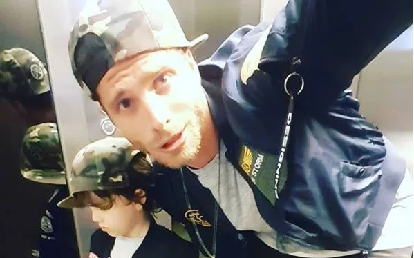 Ο Γιώργος Μανίκας με τον γιο του σε selfie μέσα σε ασανσέρ.