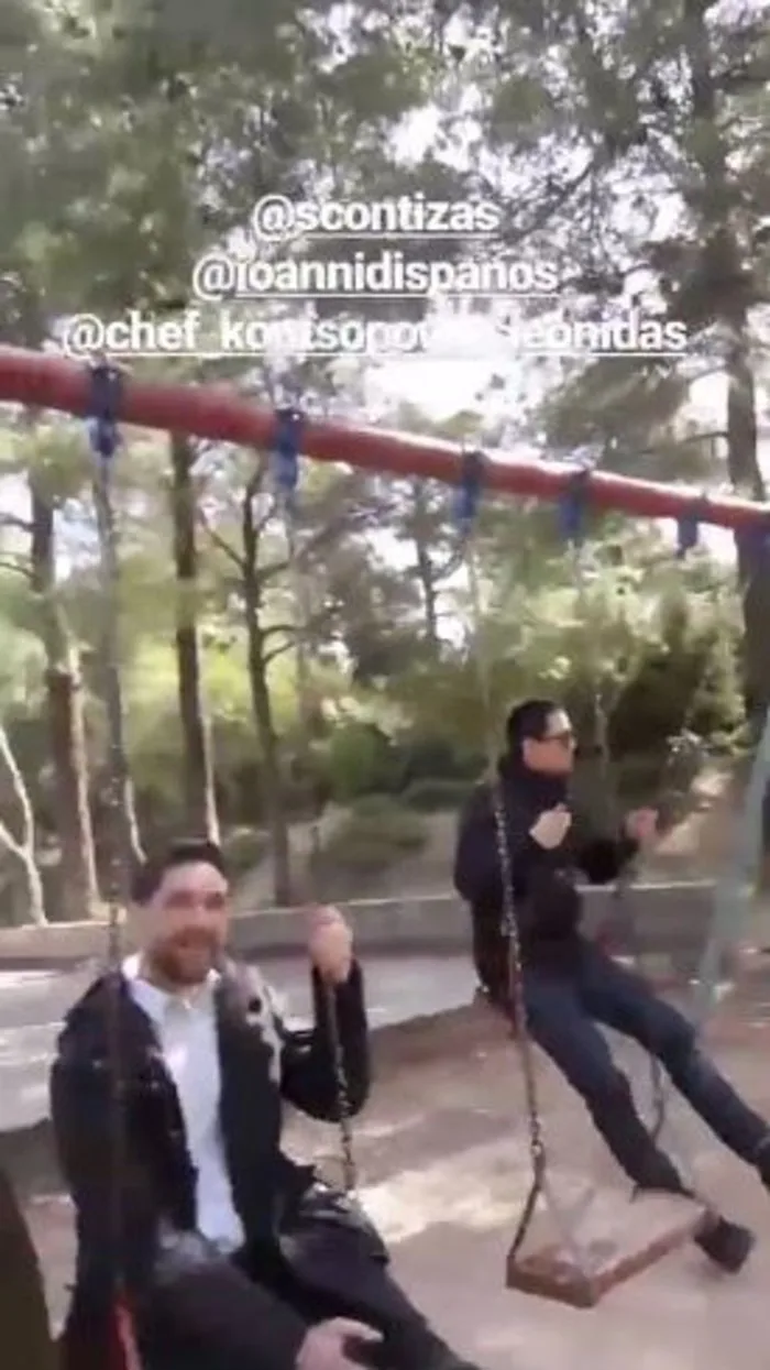 Ο Πάνος Ιωαννίδης και ο Σωτήρης Κοντιζάς κάνουν κούνια σε παιδική χαρά.