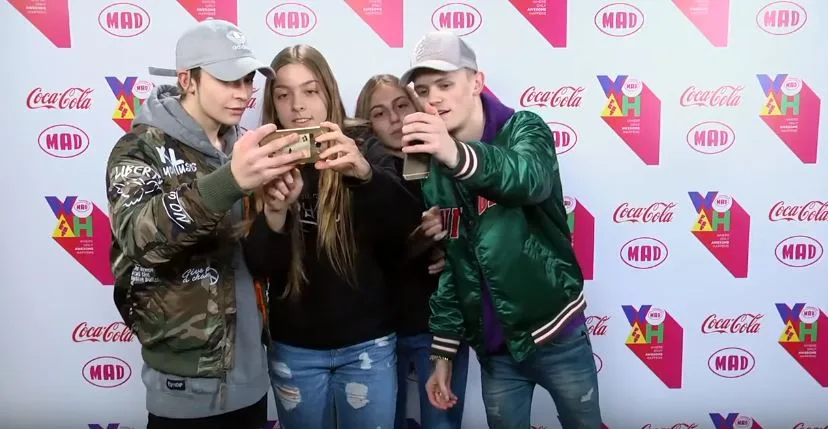 Ο Kristian Kostov και οι Bars and Melody με θαυμάστριες σε meet and greet.