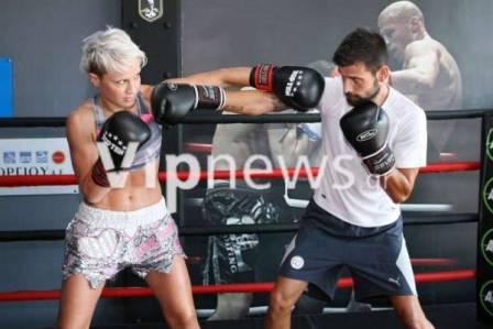 Ο Μιχάλης Μουρούτσος και η Λάουρα Νάργες σε προπόνηση μποξ.