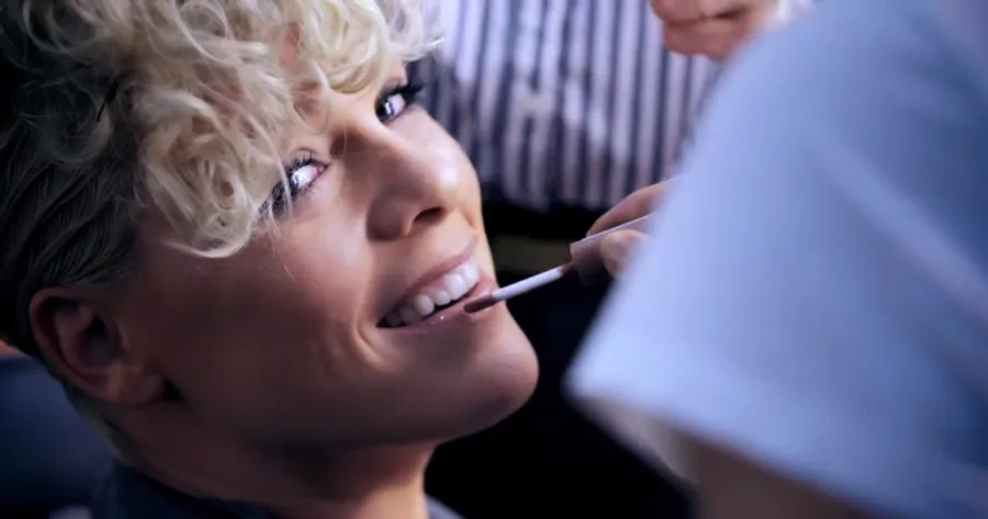 Η P!nk σε κοντινό πλάνο ενώ της βάζουν κραγιόν στα γυρίσματα του βίντεο κλιπ της.