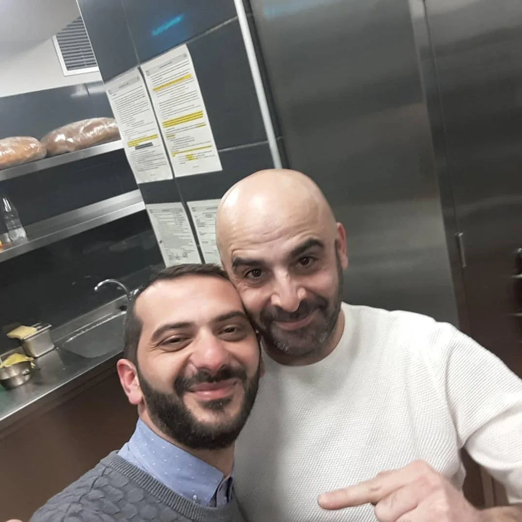 Ο Σελίμ Σελτζούκ σε selfie με έναν άνδρα σε κουζίνα.