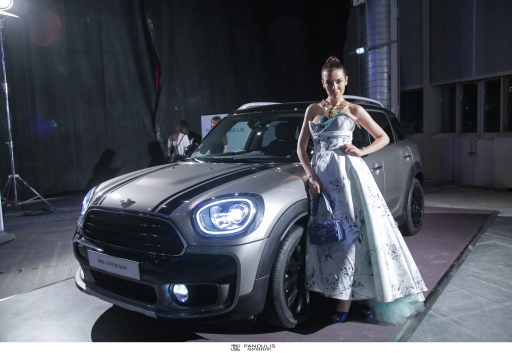 Μοντέλο με φόρεμα δίπλα σε αυτοκίνητο MINI Countryman στο MadWalk 2018.