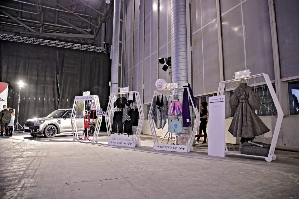 Εκθέματα μόδας στο The MINI Design Lab του MadWalk 2018 by Serkova.