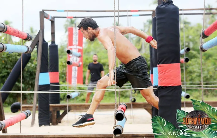 Παίκτης του Survivor 2018 σε αγώνισμα στίβου μάχης.