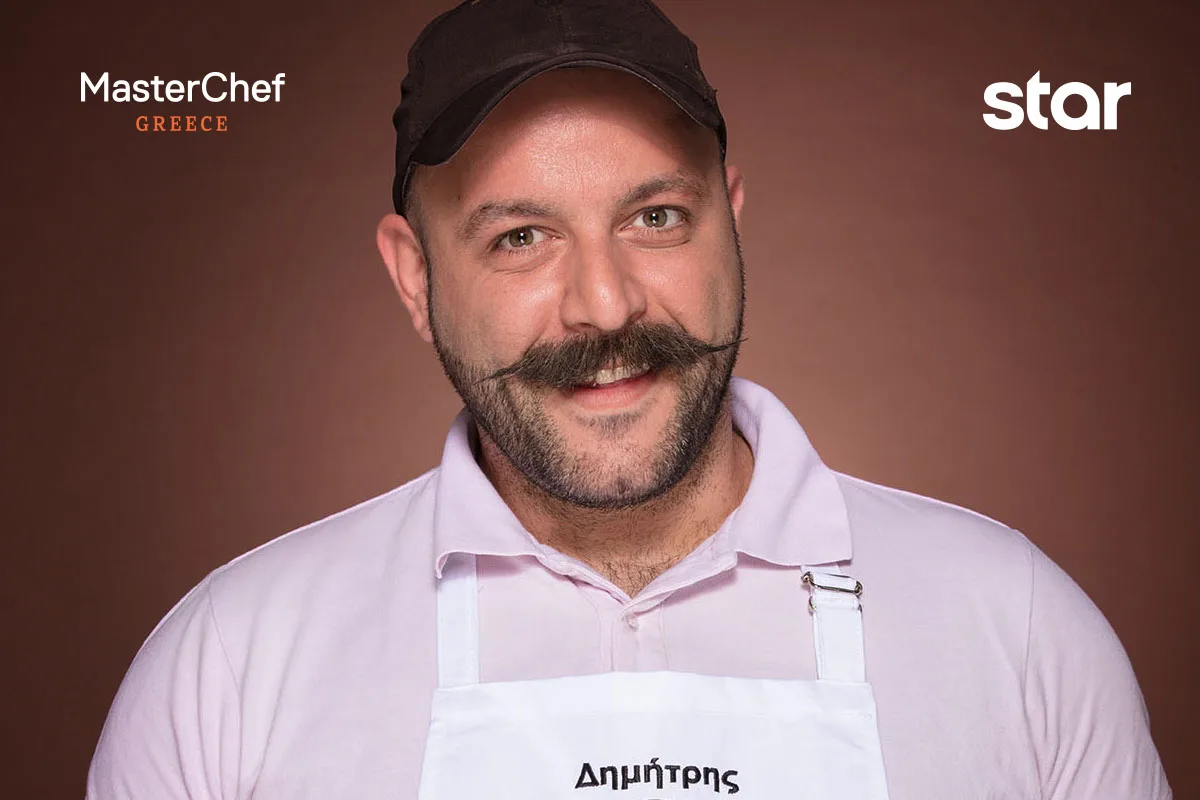 Παίκτης του MasterChef Greece με ποδιά και καπέλο.