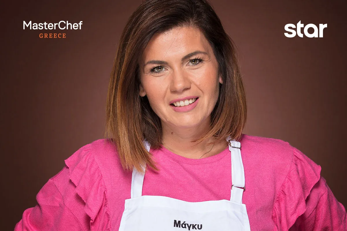 Παίκτρια του MasterChef Greece με ποδιά και ροζ μπλούζα.