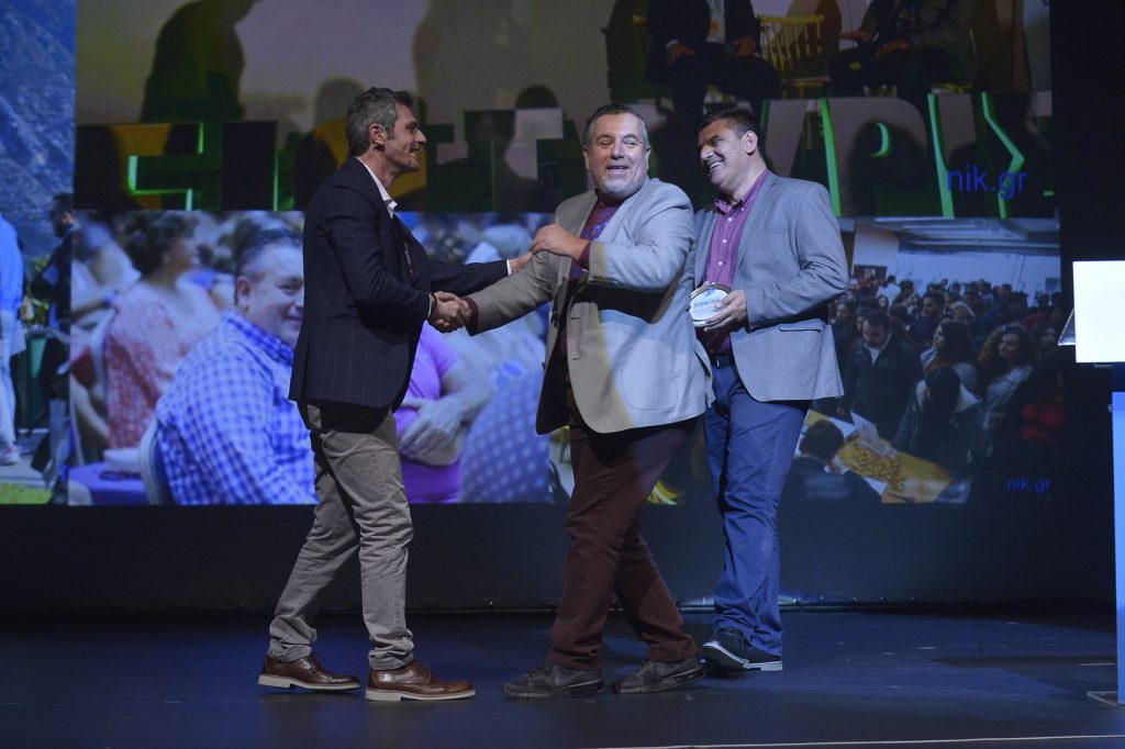 Τρεις άνδρες σε σκηνή κατά τη διάρκεια των Tourism Awards 2018.