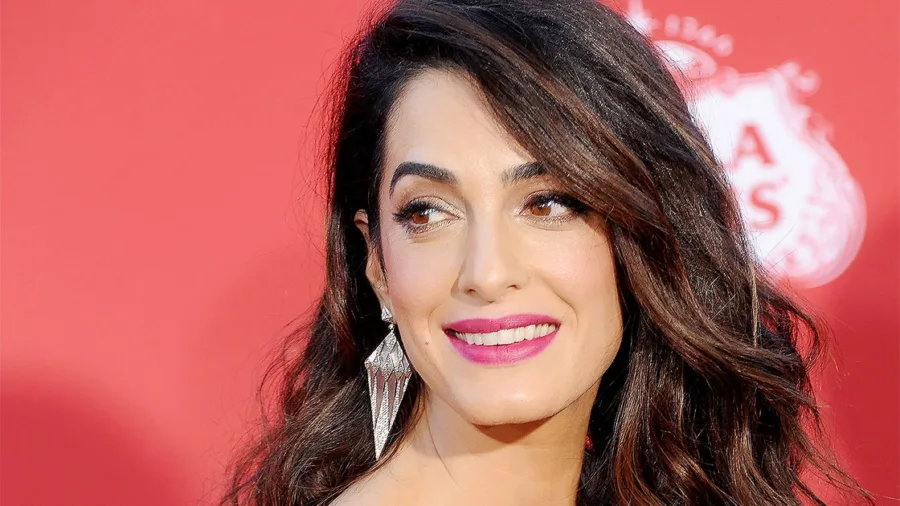 Η Amal Clooney σε κοντινό πλάνο.
