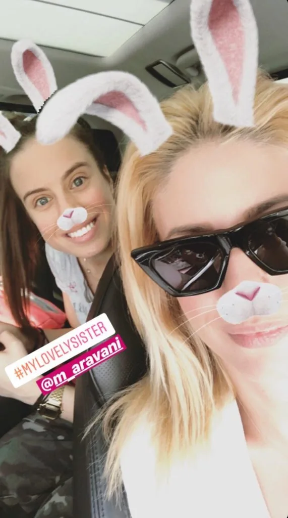 Η Ευαγγελία Αραβανή με την αδερφή της σε selfie με φίλτρο λαγουδάκι.