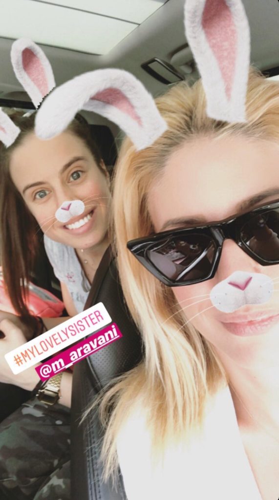 Η Ευαγγελία Αραβανή με την αδερφή της σε selfie με φίλτρο λαγουδάκι.