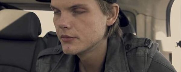 Ο Avicii δεν μπορεί να κρατήσει τα μάτια του ανοιχτά στο ντοκιμαντέρ που γυρίστηκε 6 μήνες πριν το θάνατό του