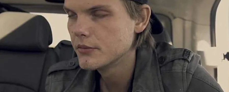 Avicii προσπαθεί να κρατήσει τα μάτια του ανοιχτά