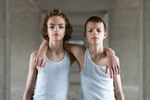 “Alike But Not Alike”: 26 φωτογραφίες από δίδυμα αδέρφια – Πόσο μοιάζουν μεταξύ τους τελικά;