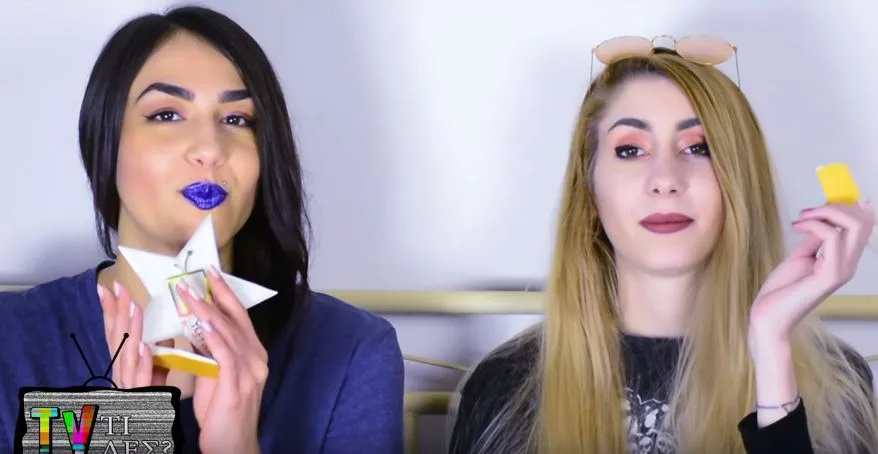 Δύο κοπέλες από το κανάλι Girls Next Door σε βίντεο για παλιές ελληνικές διαφημίσεις.