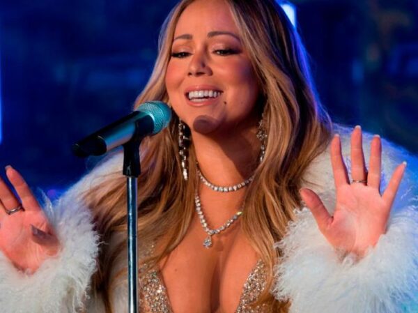 Η Mariah Carey δίνει το σύνθημα για τα Χριστούγεννα με νέο «it’s time» video