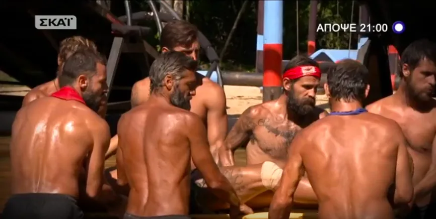 Παίκτες του Survivor 2 γύρω από τραυματισμένο συμπαίκτη τους.