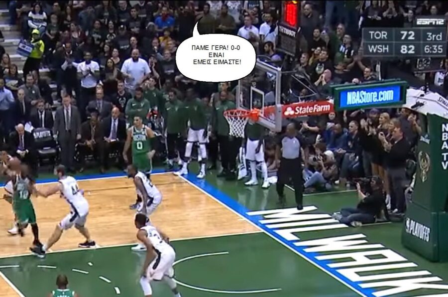 Στιγμιότυπο από αγώνα μπάσκετ του NBA με παίκτες στο παρκέ και κόσμο στις κερκίδες.