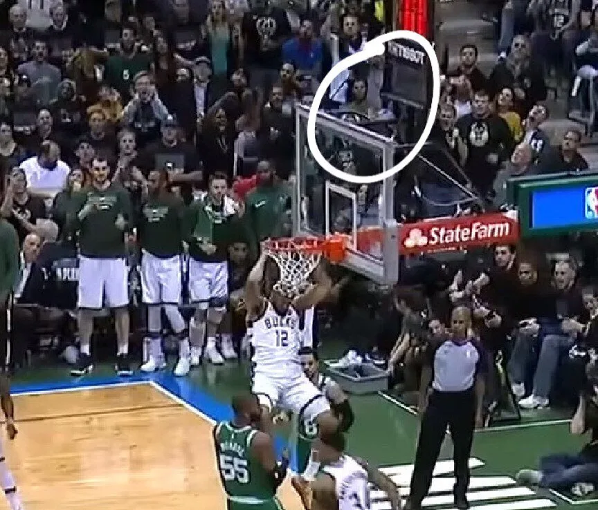 Ο Jabari Parker των Milwaukee Bucks καρφώνει σε αγώνα NBA.