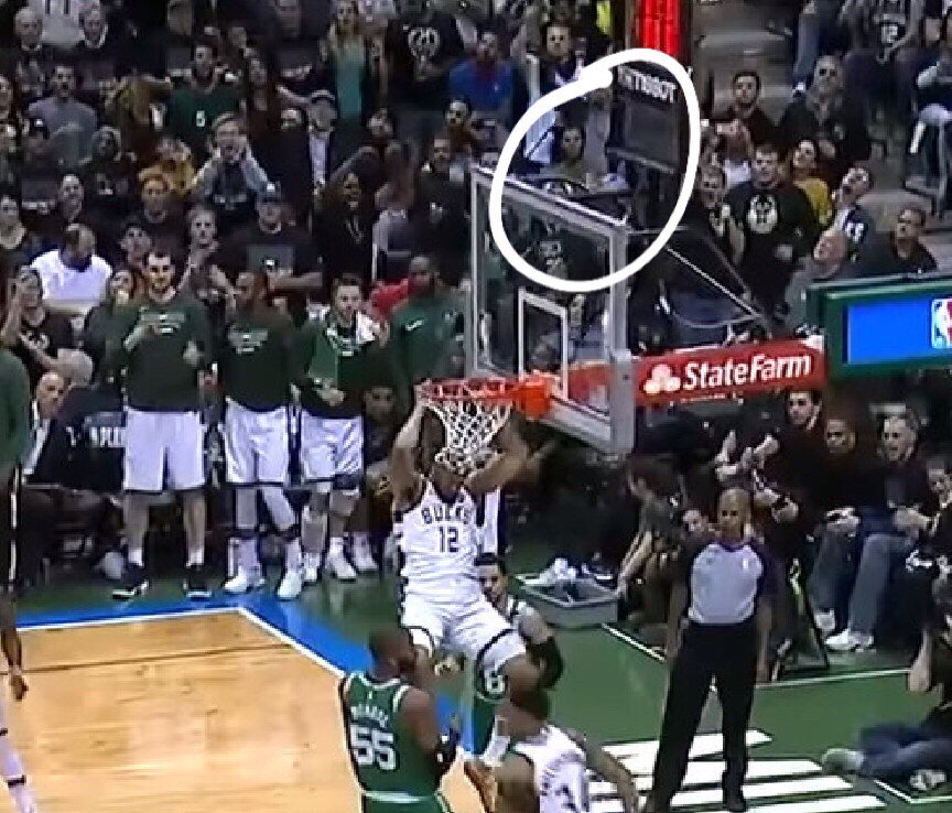 Ο Jabari Parker των Milwaukee Bucks καρφώνει σε αγώνα NBA.