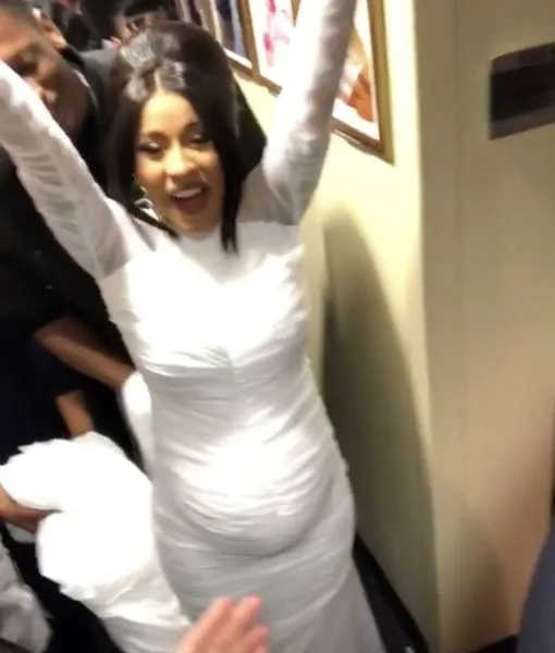 Το πρώτο της παιδί περιμένει η Cardi B